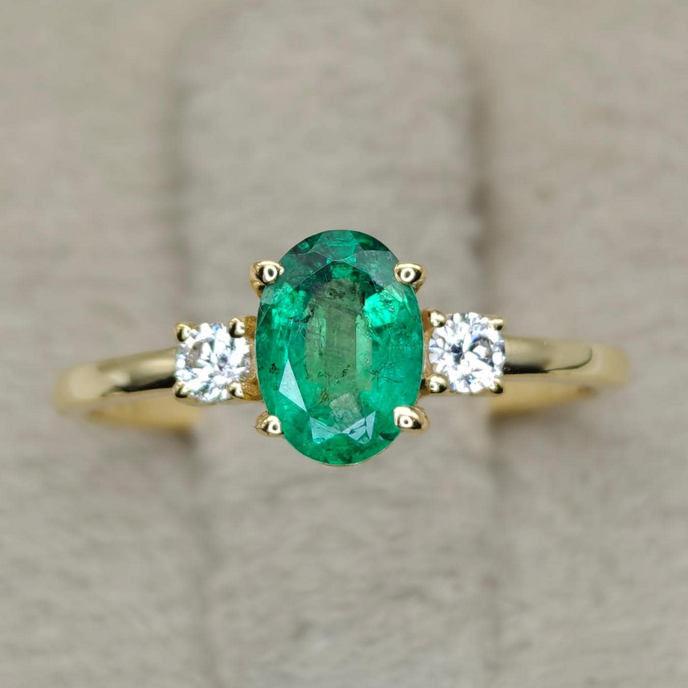天然ザンビア産エメラルド リング 18K イエロー ゴールド、オーバル