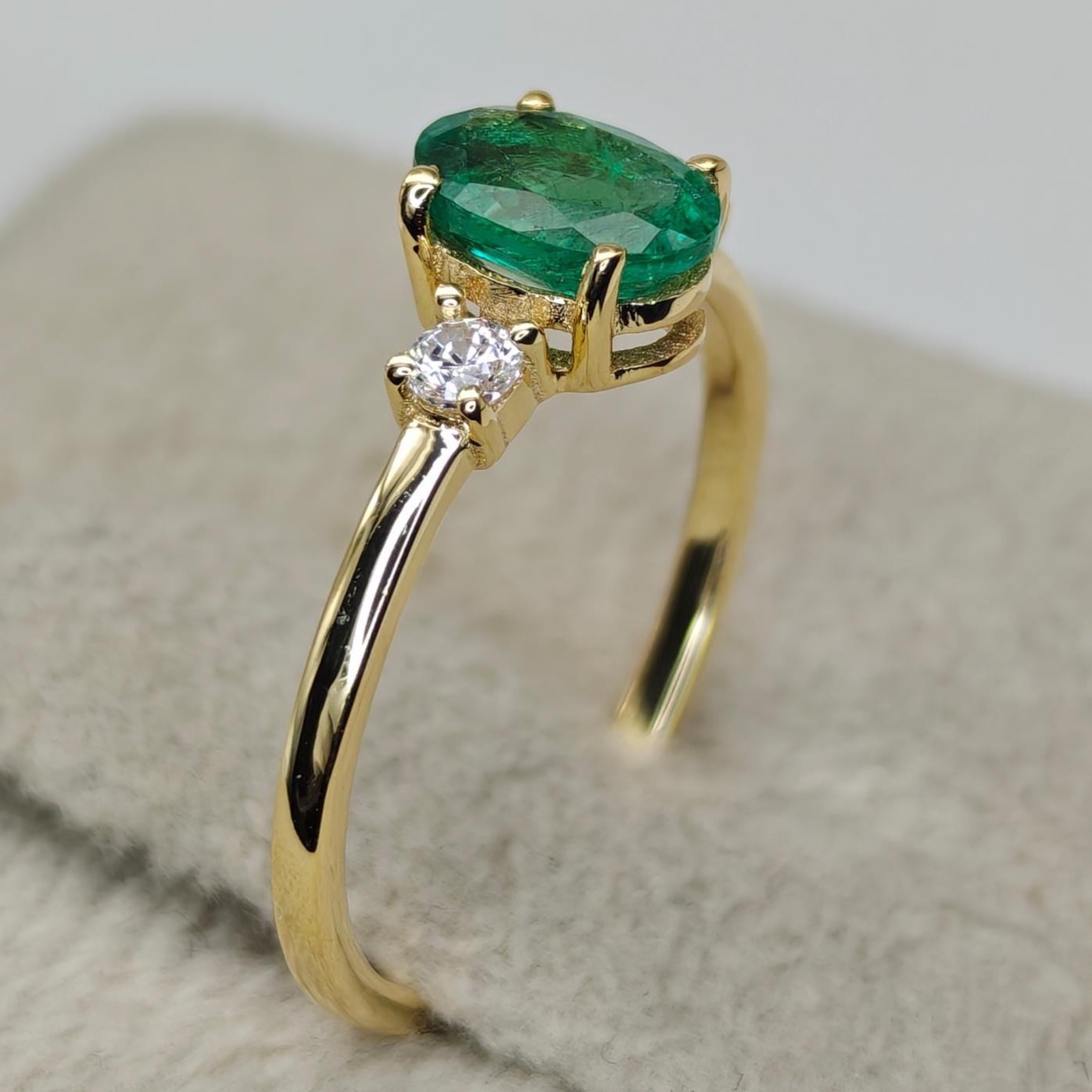 天然ザンビア産エメラルド リング 18K イエロー ゴールド、オーバル