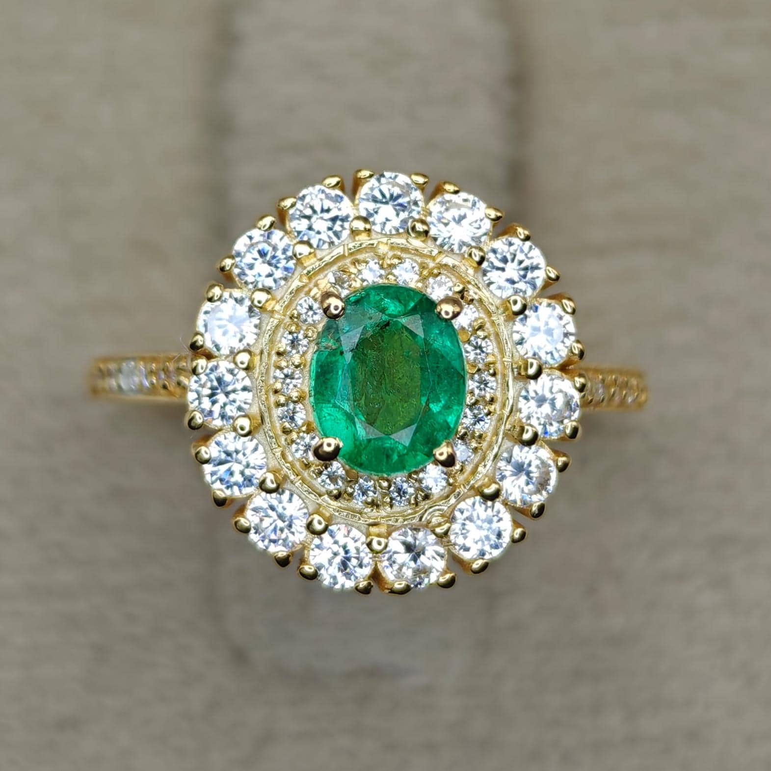 天然ザンビア産エメラルド ハロー リング、18K イエロー ゴールド