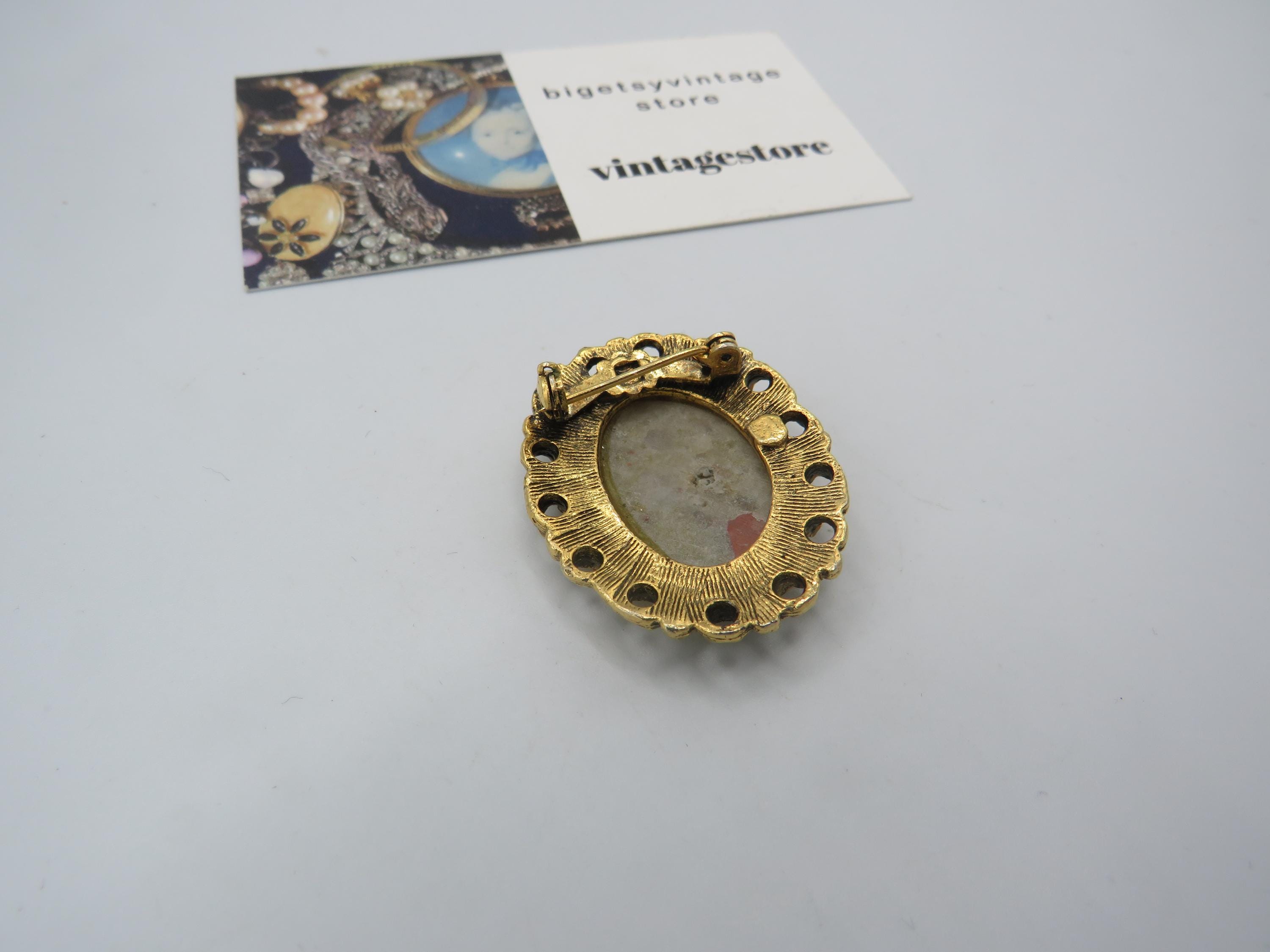 Broche Sens Privé Dorée Avec Cabochons Colorés - En Métal Et Résine, Thème Croix, Parfait état