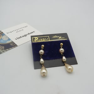 ADRIEN MAN splendidi orecchini pendenti vintage con perno sul retro, elegante design con perle finte, confezione originale, condizioni impeccabili, altezza 4,5 cm