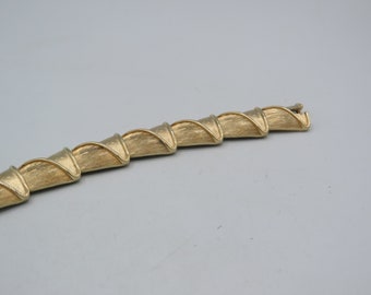 CROWN TRIFARI SIGNED stunning vintage gold tone link bracelet, beautiful design, great condition, statement bracelet, 7.5 inch length
