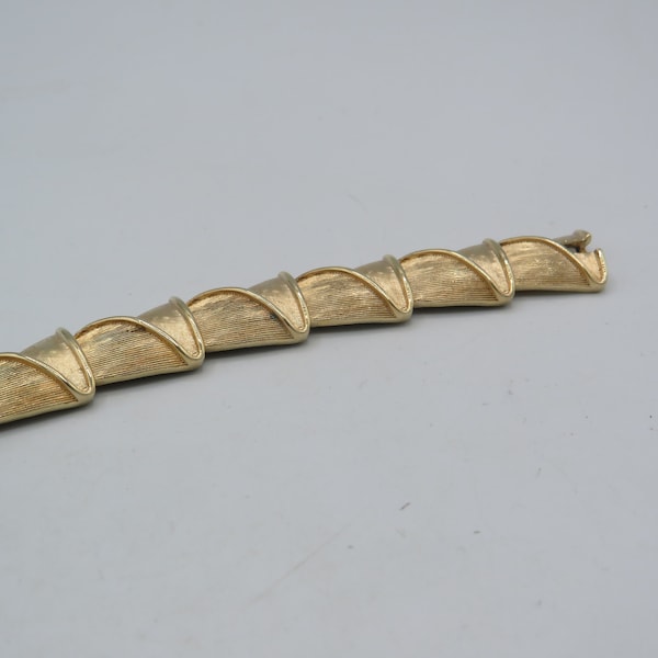 CROWN TRIFARI SIGNED stunning vintage gold tone link bracelet, beautiful design, great condition, statement bracelet, 7.5 inch length