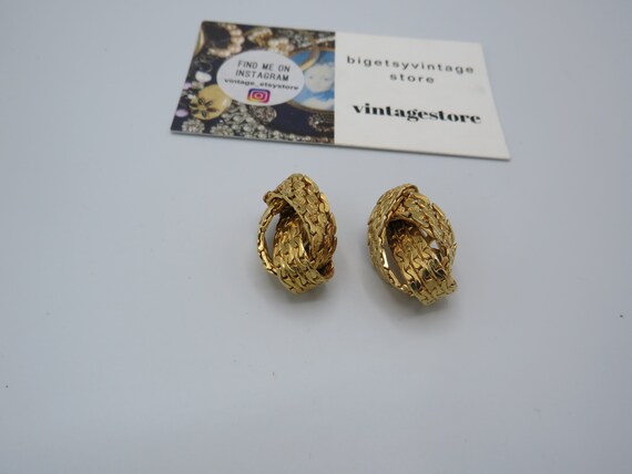 beautiful vintage gold tone clip on earrings, cha… - image 3