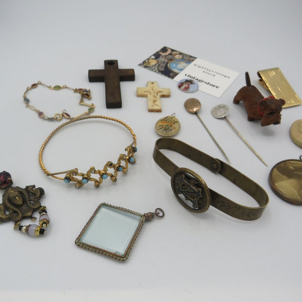 wonderful collection or vintage / antique jewellery and trinkets, some lovely old items, may have stones missing, basic wear and tear