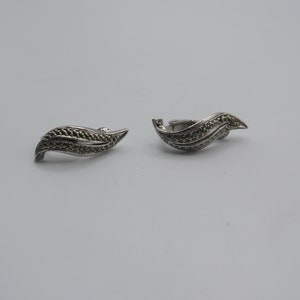 wunderschöne vintage silberfarbene Markasit Ohrclips, elegantes wellenförmiges Design, super Zustand, 2,5 cm lang, vintage Ohrclips