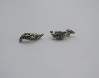lovely vintage silver tone marcasite clip on earrings, elegant wavey design, great condition, 2.5cm in length, vintage clip-on earrings