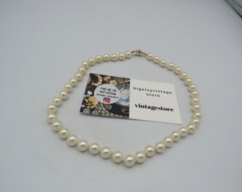 MONET SIGNED beautiful vintage faux pearl single strand necklace, great condition, elegant, 16-inches length, signed vintage