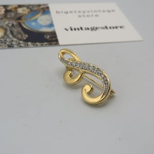 Vintage Brosche, goldfarben mit Initial J, sehr schöne erhaltene Brosche mit klaren Strassstein Details, 3 cm lang