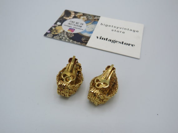 beautiful vintage gold tone clip on earrings, cha… - image 2
