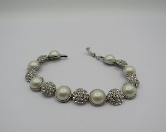 MONET signed stunning vintage silver tone bracelet with clear rhinestones and faux pearl cabochons, high quality beautiful piece.....