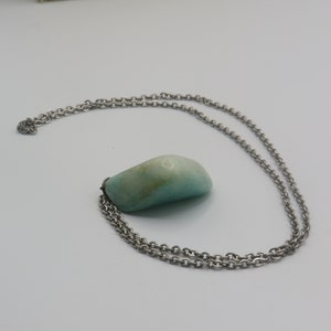 lovely vintage silver tone necklace with a large larimar gemstone nugget , lovely condition , statement piece , 27 inch chain , vintage gems