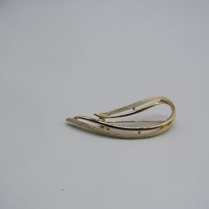 SARAHA COVENTRY signed vintage gold tone broch , simple but elegant design , great condition , 7cm length , vintage sarah coventry brooch
