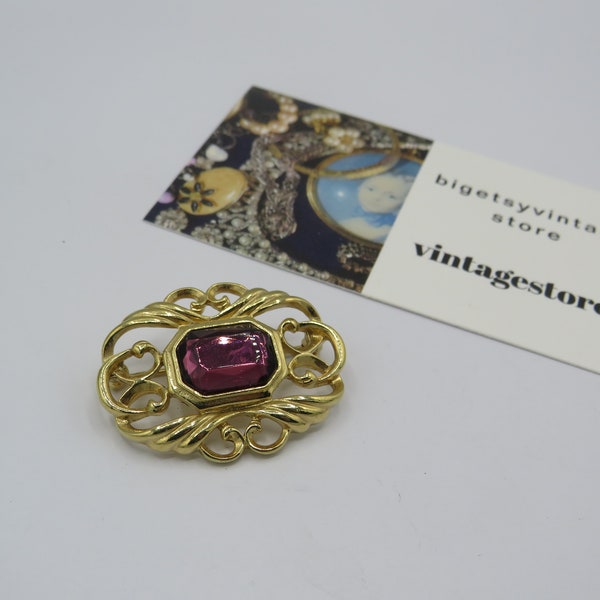 gorgeous vintage gold tone brooch, ornate style, large amethyst glass faceted central stone, lovely condition, 3.5cm in length