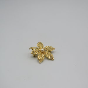 stunning vintage gold tone leaf brooch with faux pearl and clear rhinestone detailing , excellent condition , great quality , 3.6cm diameter