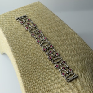Sublimt vintagearmband i 925 sterling med simulerade diamanter och 20 syntetiska rubiner som lyser under UV-ljus, detta armband är helt enkelt utsökt...