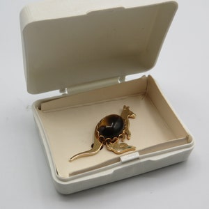 georgous vintage gold tone kangeroo brooch with a tigers eye cabochon , boxed , fantastic condition , 5cm long , vintage cabochon brooch
