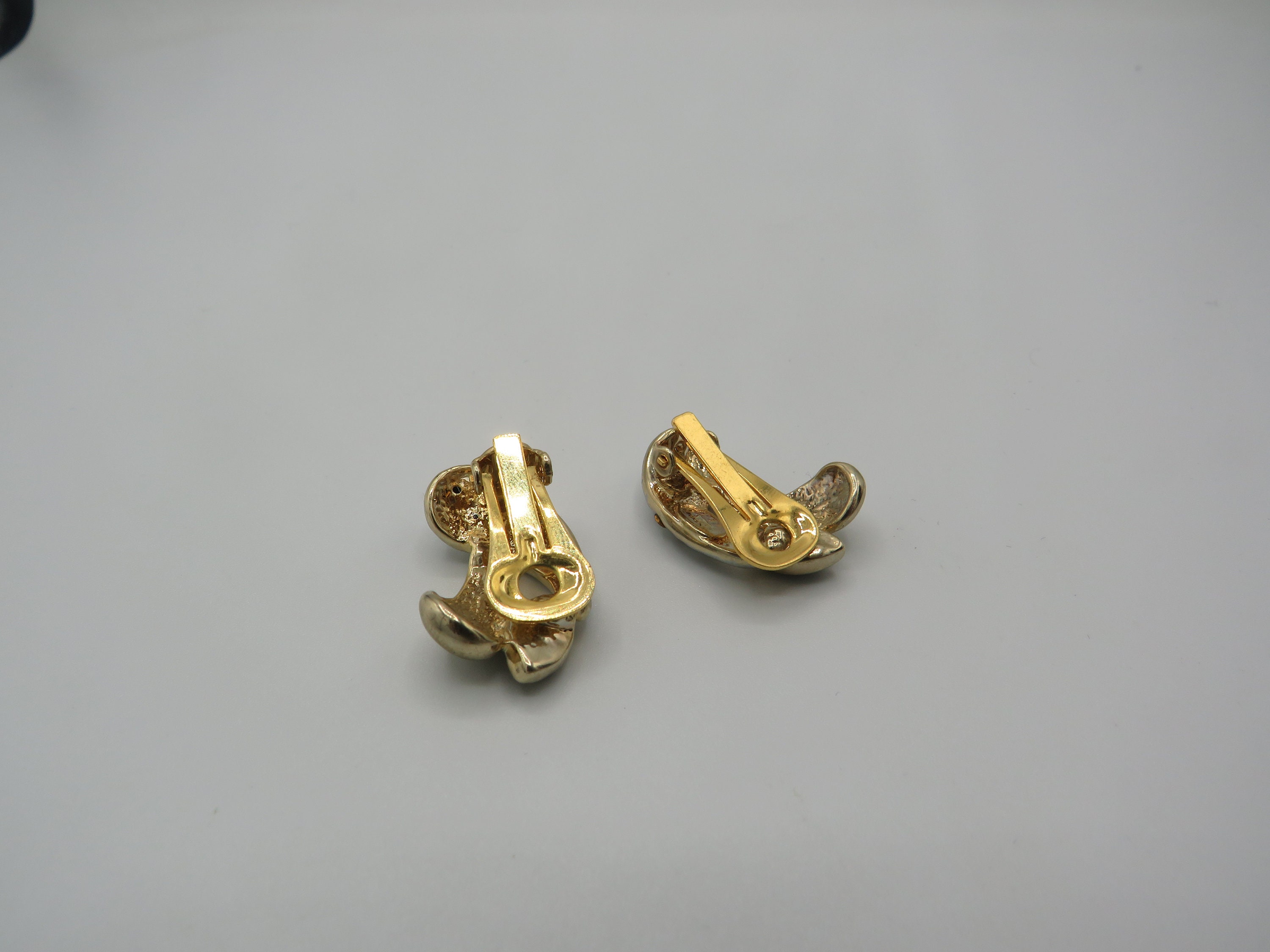 Boucles D'oreilles Vintage Clips - Signées GEOU LIH, Dorées, Sans Pierre