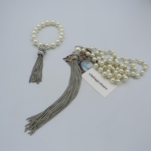 beautiful faux pearl bracelet and necklace set, immaculate condition, silver tone chain detailing and clear rhinestones, stretch bracelet..