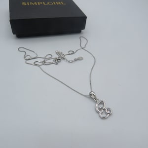Impresionante cadena de plata 925 con un colgante con la inicial E, diamantes de imitación transparentes, largo de 16 pulgadas con un extensor de 2 pulgadas, impecable, idea de regalo perfecta