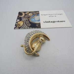 Wunderschöne Vintage M & s gold Tone Katze auf dem Mond Brosche mit Strass Mond, Strass Katzen Halsband, sehr schöner Zustand, 3.8 cm Länge