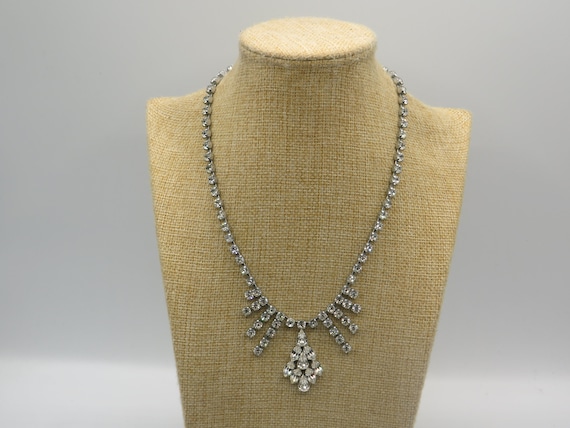 Collier Pendentif Argenté Avec Strass - Sautoir Fantaisie Pour Femme - Élégant Et Brillant
