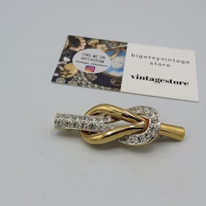 ATTWOOD & SAWYER atemberaubende vintage goldfarbene Knotenbrosche mit klaren Strasssteinen, toller Zustand, Statement, High End, Länge 6,5 cm