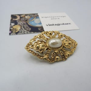 beautiful vintage gold tone brooch, very regal looking, textured surface, faux pearl cabochon, stunning piece, great condition, 5cm length