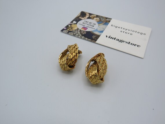 beautiful vintage gold tone clip on earrings, cha… - image 1