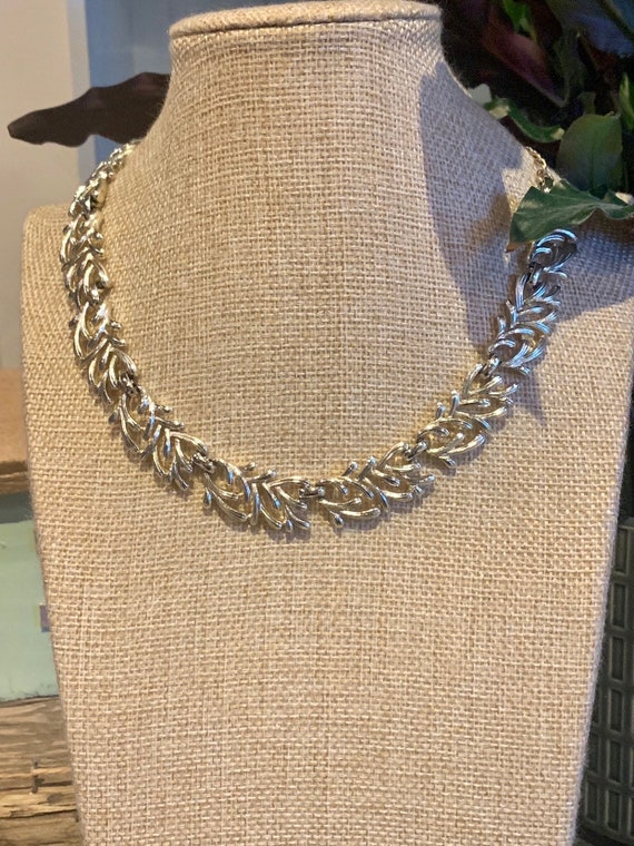 Lovely vintage gold tone necklace , vintage , vint