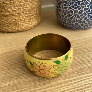 Wunderschöner Vintage Armreif aus Messing und Creme mit einem wunderschönen Design, das Blumen darstellt, 6,8cm Innendurchmesser