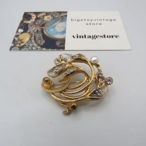 MOVITEX SIGNED stunning vintage gold tone brooch, beautiful floral design, clear rhinestones and faux pearls, lovely condition, 4cm diameter