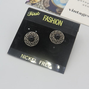 lindos brincos de plástico vintage leves em tom prateado, centro cabochão preto, estoque antigo, cartão original, sem níquel, 1,2 cm de diâmetro
