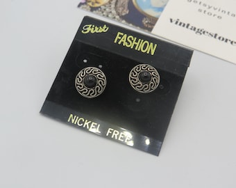 lovely vintage silver tone plastic lite weight stud earrings, black cabochon centre, old stock, original card, nickel free, 1.2cm diameter