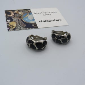 Vackra vintage silverfärgade örhängen med klämmor, silverfärgade med svart emaljlapp, iögonfallande örhängen, i gott skick, 2,5 cm långa