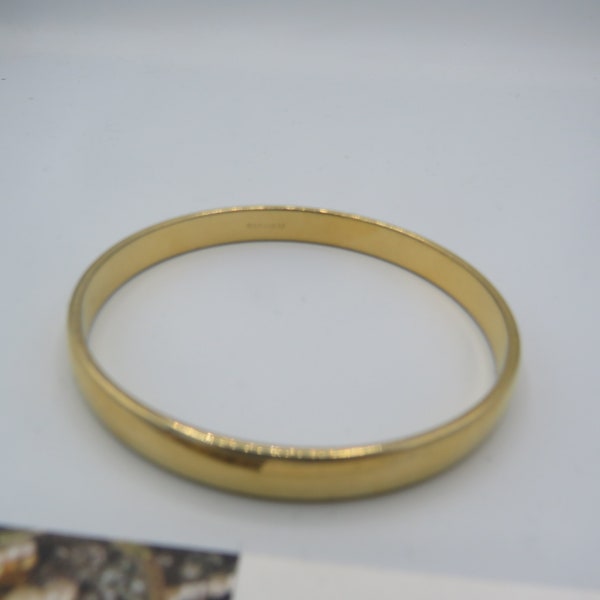 MONET SIGNED beautiful vintage gold tone bangle, simple design with a big impact, lovely condition, 6.3cm inside diameter, signed vintage