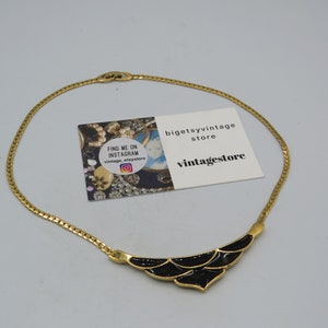 MONET SIGNED beautiful vintage gold tone necklace with a black enamel fixed pendant, great condition, 16-inch in length