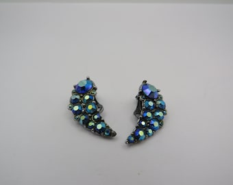 Impresionantes pendientes de cóctel vintage auténticos con cierre de clip, tono plateado con diamantes de imitación Aurora Boreal azules, hermoso diseño y en excelente estado....