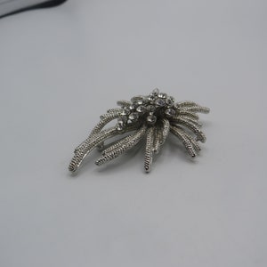 stunning vintage silver tone starburst style brooch with clear rhinestones, gorgeous piece, excellent condition, 6.5x4.5cm measurements