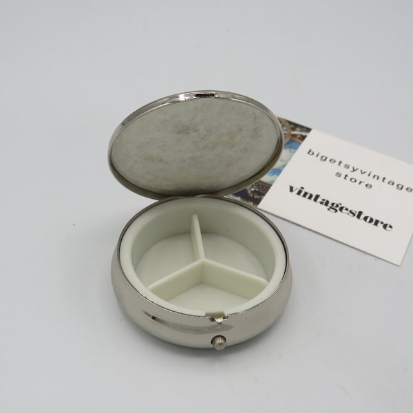 amazing silver tone 3 compartment pill box with a beautiful Murano glass style cabochon top, excellent condition, 5.3cm diameter, gift boxed