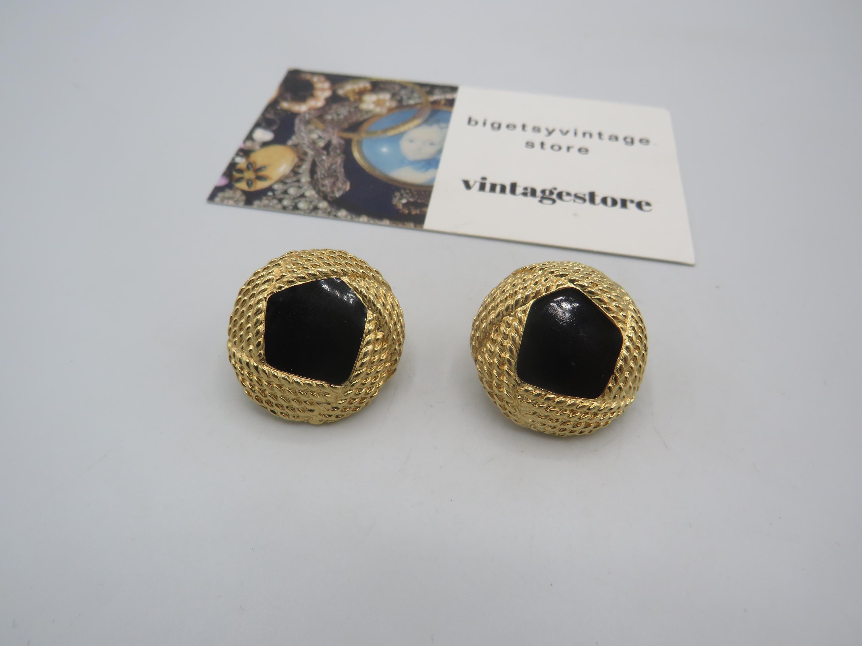 MONET SIGNED Stunning Vintage Gold Tone Clip on Earrings With a 