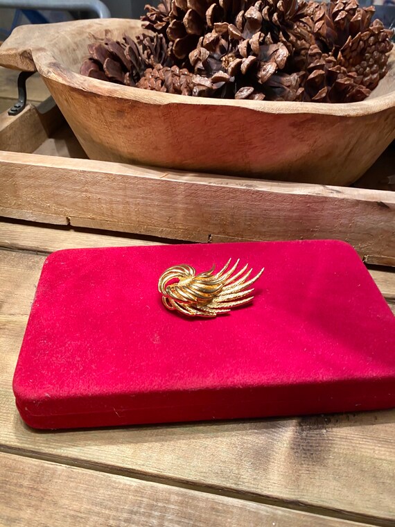 Vintage gold tone brooch , vintage, vintage jewell