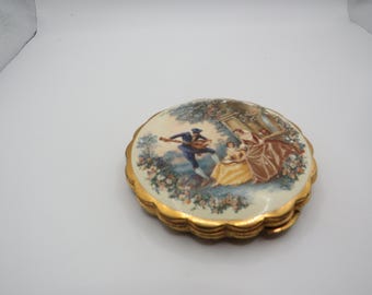 Incroyable miroir compact vintage doré, belle image sur le devant d'un homme jouant de la musique pour dames, très élégant et romantique, ravissant....