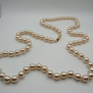 stunning vintage M&s signed single strand faux pearl necklace, beautiful champagne toned, lovely gold tone box clasp, beautiful condition...