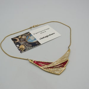 MONET SIGNED stunning vintage gold tone necklace, red and cream enamel detailing, great condition, 16.5-inch in length, statement necklace