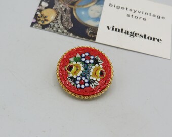Broche vintage deslumbrante em tom dourado com micromosaico representando um belo arranjo floral, 3 cm de diâmetro, em estado impecável, peça de colecionador.