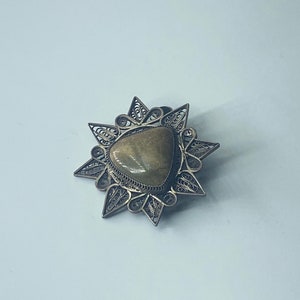 美しいヴィンテージ シルバー フィリグリー ブローチ/ペンダント、素晴らしい品質の作品、大きな中央の石、見事なディテール、直径 5 cm
