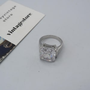 stunning silver tone statement cocktail ring, beautiful faceted glass stone, wonderful condition, beautiful sparkle, size N 1/2