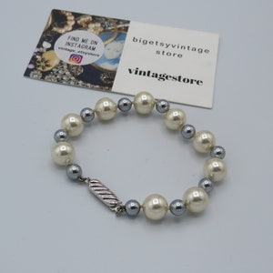 beautiful vintage white and grey faux pearl beaded bracelet, classic elegant design, great condition, perfect for weddings, 7-inch length