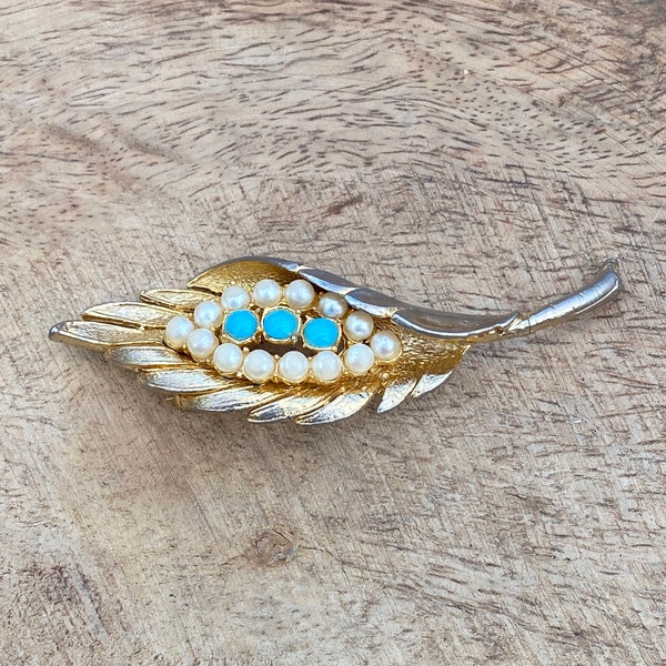 Lovely gold tone brooch with faux pearls and turquoise stones , vintage, vintage jewellery, vintage brooch, vintage pearl, vintage turquoise